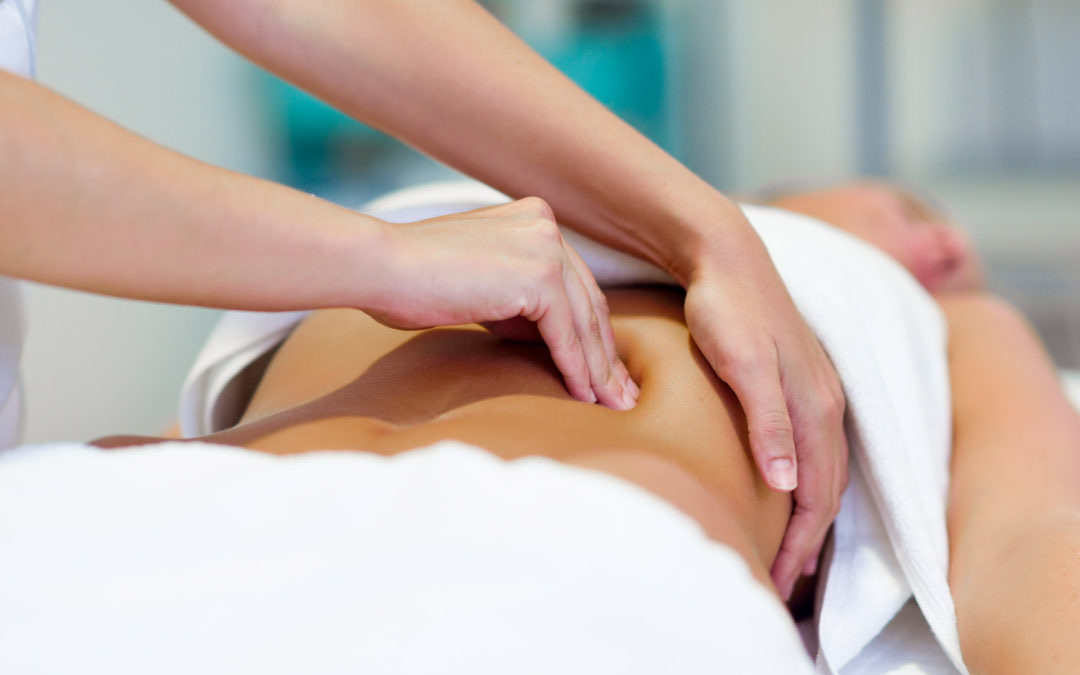 Technique d’ostéopathie viscérale douce sur l’abdomen d’une patiente